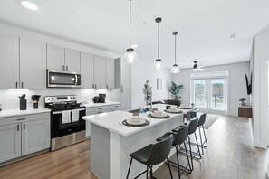 Geladeira, micro-ondas, fogão, cooktop