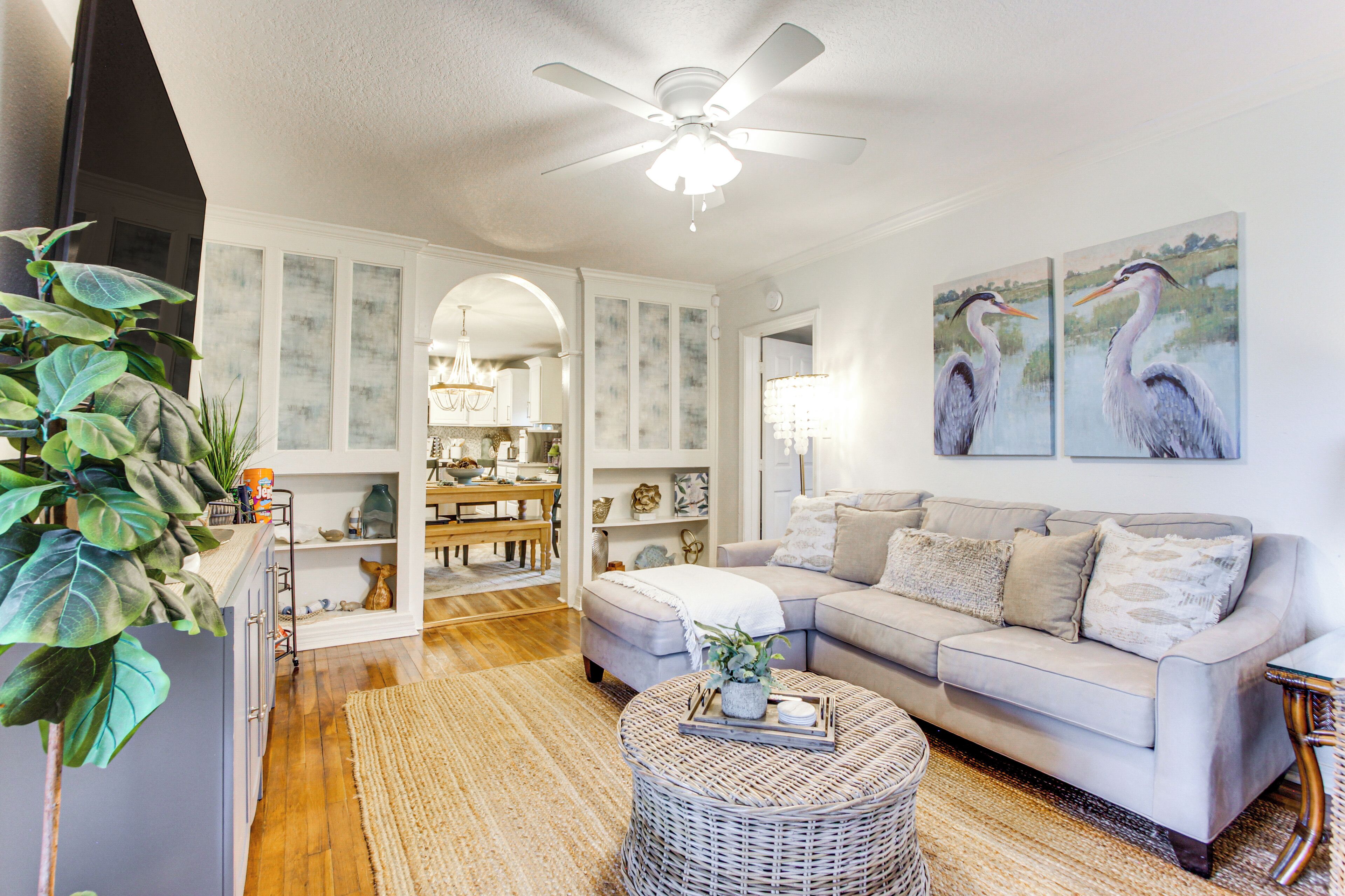 Hot Tub & Private Backyard! Gulfport Group Getaway - Gulfport, MS