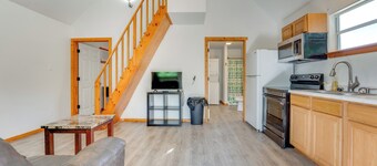 < 1 Mi to Main St: Quiet Home w/ Yard in Stockdale