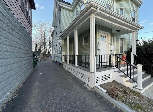Cozy 4BR Home by Tufts w/ Subway Access to Downtown, MIT, Harvard + Free Parking