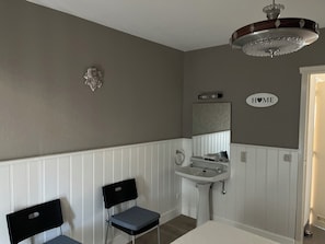 2 bedrooms, iron/ironing board, Internet