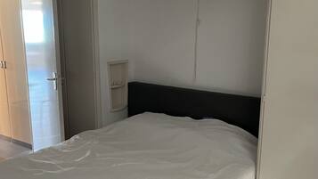 2 slaapkamers, een strijkplank/strijkijzer, internet