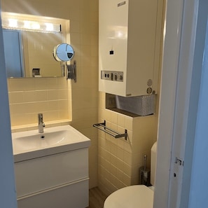 Secador de pelo, jabón, papel higiénico