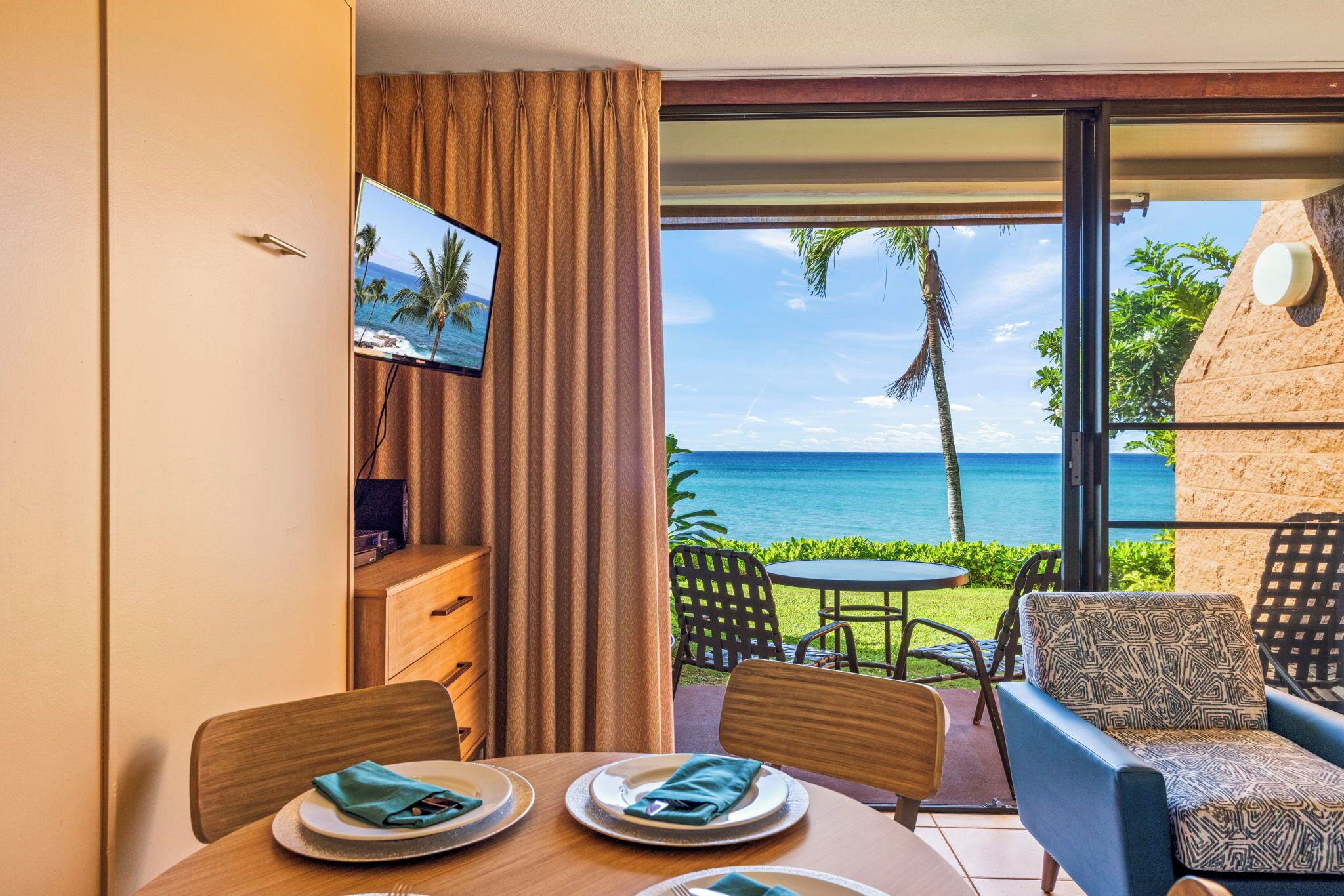 Condo phong cách cổ điển, 1 phòng ngủ, lanai, quang cảnh biển | Khu phòng khách | TV LCD 36-inch có truyền hình cáp 