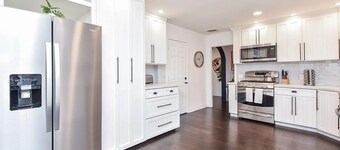 Pet Friendly, 3 bedroom home, w/Pool & Games!