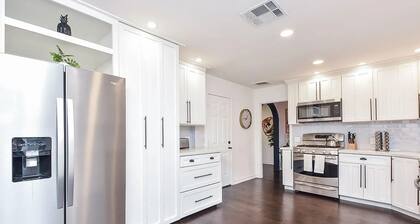 Pet Friendly, 3 bedroom home, w/Pool & Games!