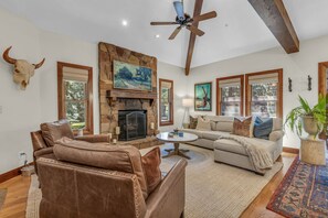 Smart-tv, een open haard en boeken