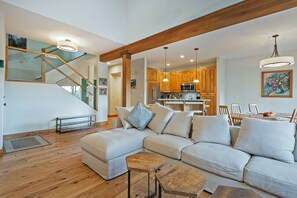 Smart TV, chimenea y libros 