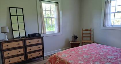 2-bedroom Cozy Country Cottage with Meadow views,
Peaceful area will inspire!