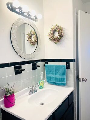 Secadora de cabello, toallas, jabón, papel de baño 