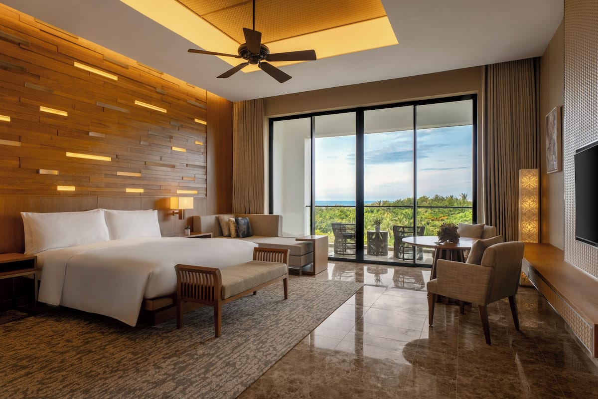 Premier Room, 1 King Bed, Non Smoking, Balcony