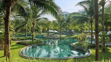 3 piscinas externas, barracas de cortesia, guarda-sóis