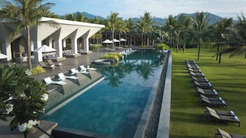 3 piscines extérieures, cabanons gratuits, parasols de plage