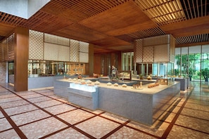 3 restaurants, breakfast, lunch, dinner served; international cuisine