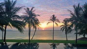 3 outdoor pools, free pool cabanas, pool umbrellas