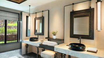 Separate bathtub and shower, hydromassage showerhead, free toiletries