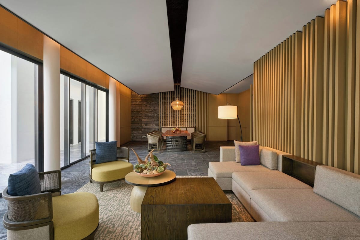 3 bars/lounges, lobby lounge