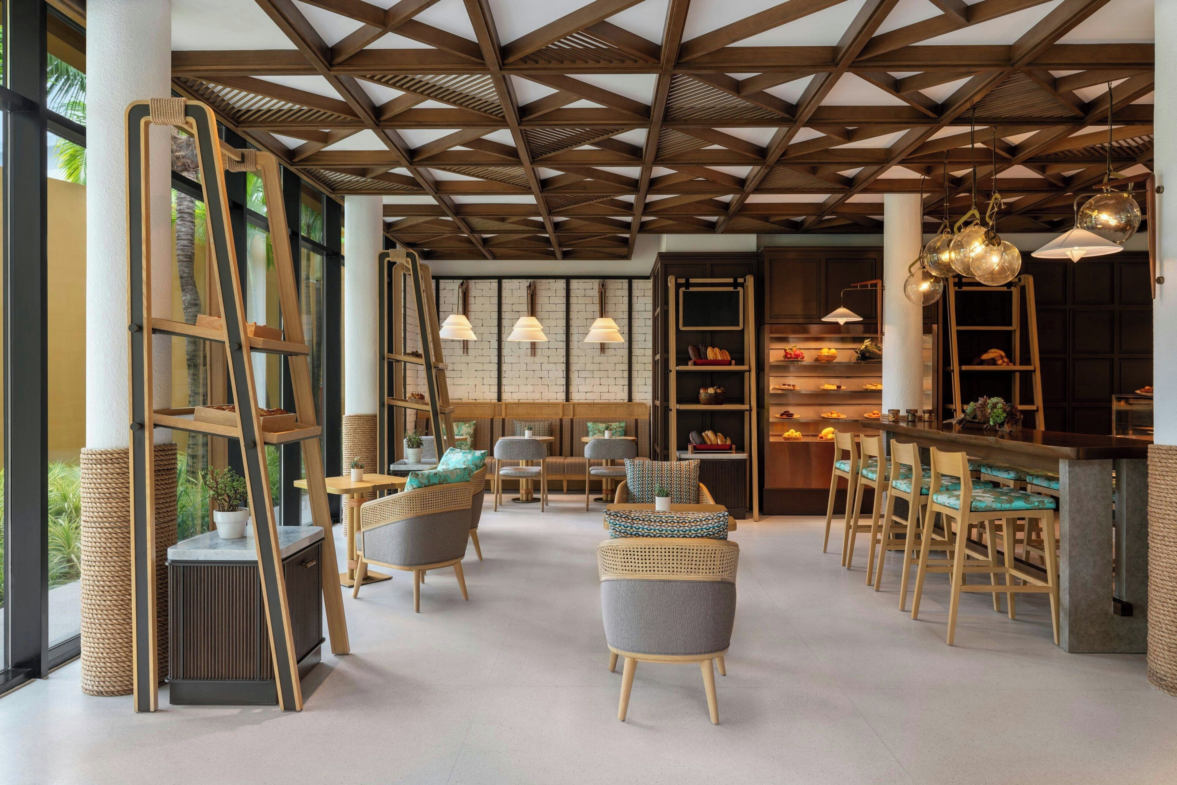 3 restaurants, breakfast, lunch, dinner served; international cuisine 