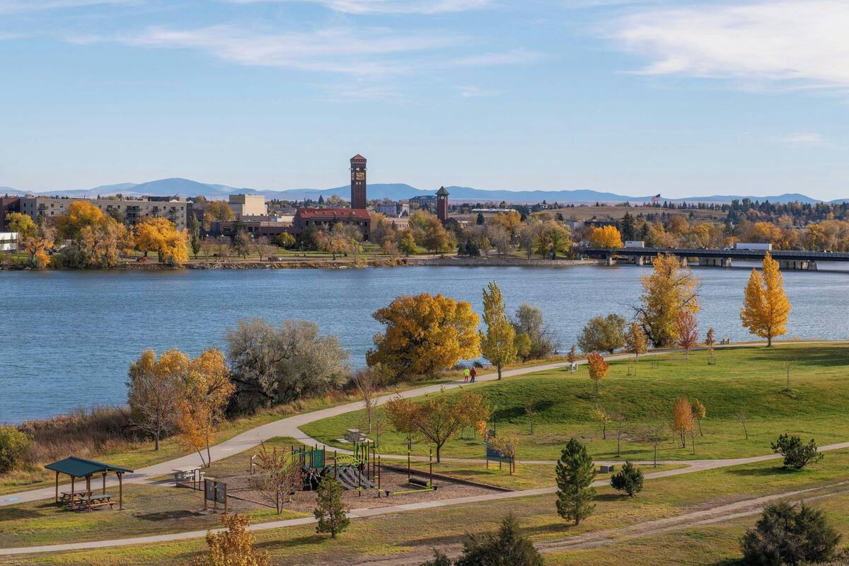 Un parc doté d’aires de jeux, d’espaces pour pique-niquer et d’un lac.