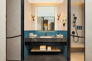 Executive Room, 1 King Bed, City View | Bathroom | Slippers