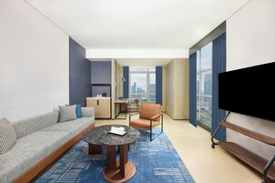 Executive Suite, 1 King Bed, City View | Living room