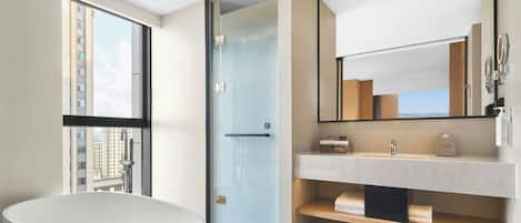 Executive Suite, 1 King Bed, City View | Bathroom