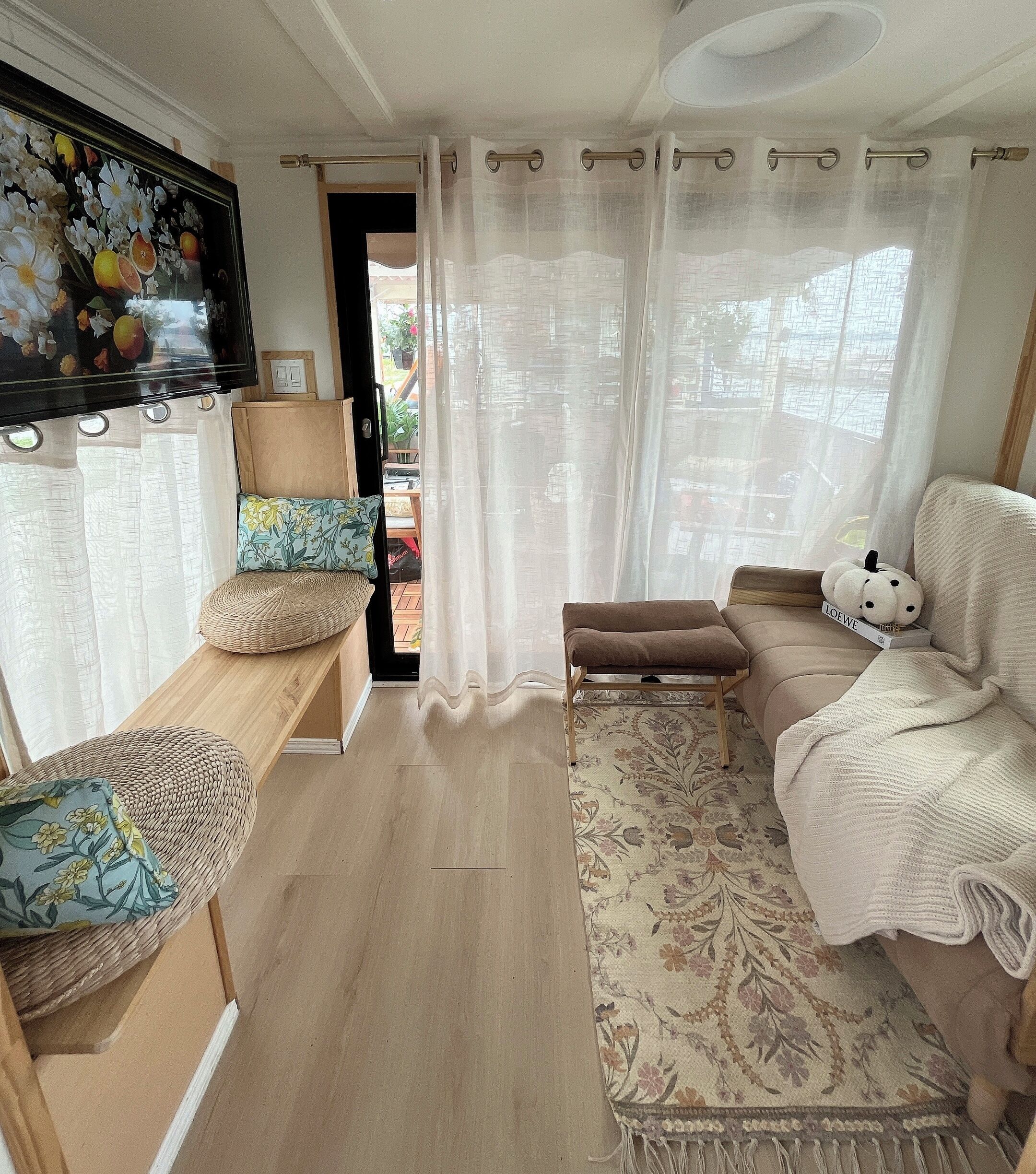 Téléviseur connecté, foyer, lecteur de DVD, sélection de films