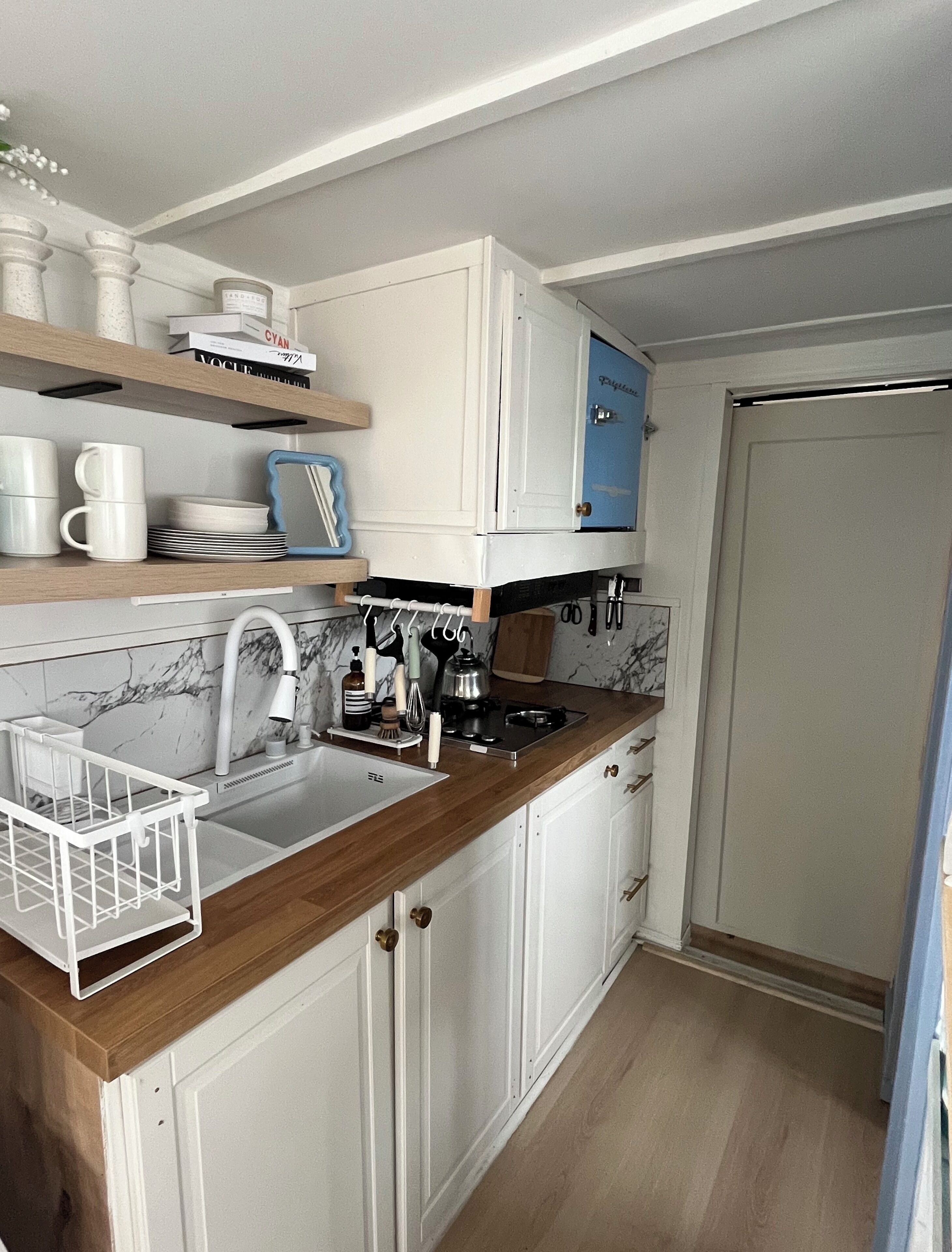 Kühlschrank, Mikrowelle, Herdplatte, Wasserkocher mit Kaffee-/Teezubehör