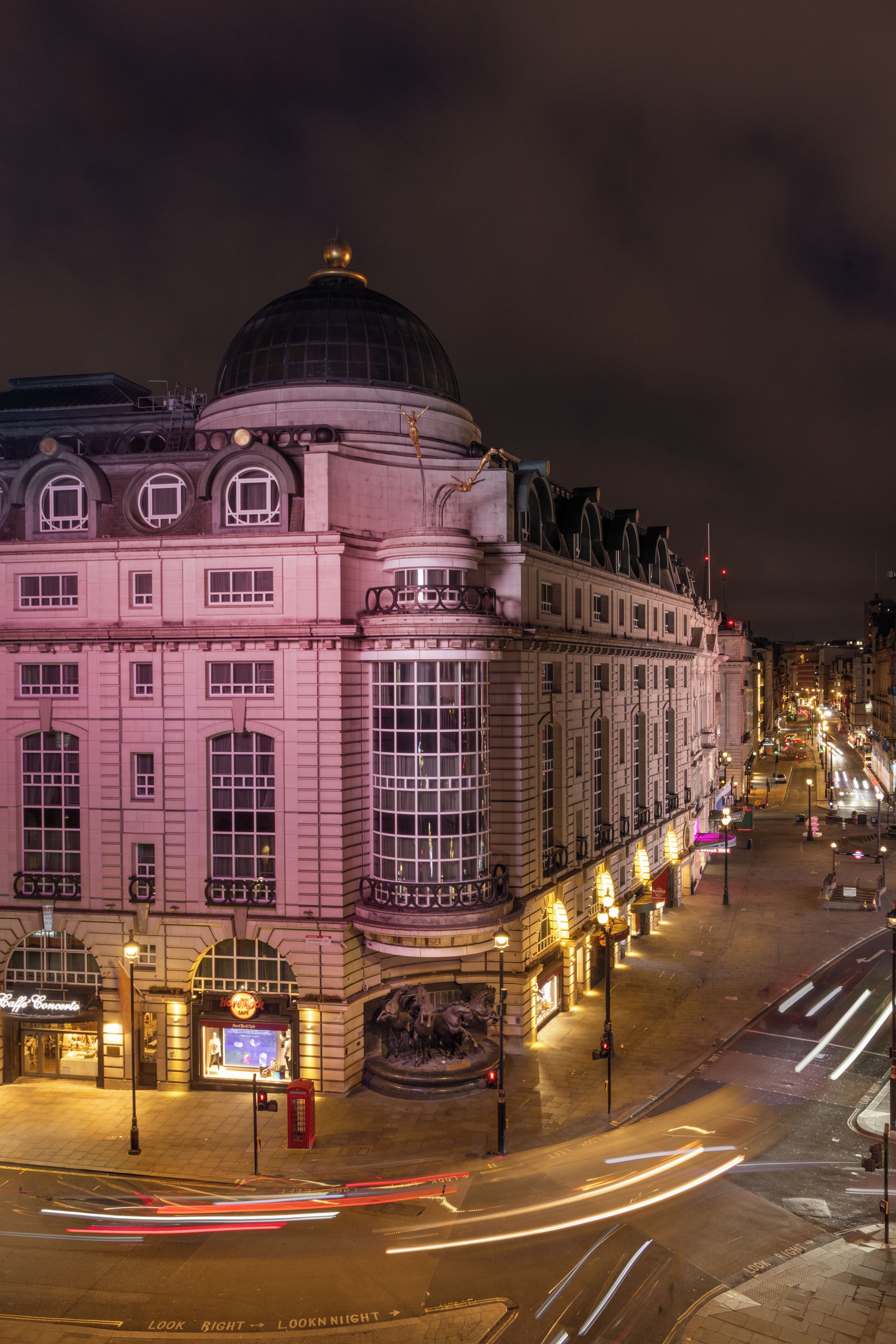 Ein historisches Gebäude mit einer markanten Kuppel und klassischer Architektur.