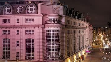 Ein historisches Gebäude mit einer markanten Kuppel und klassischer Architektur.