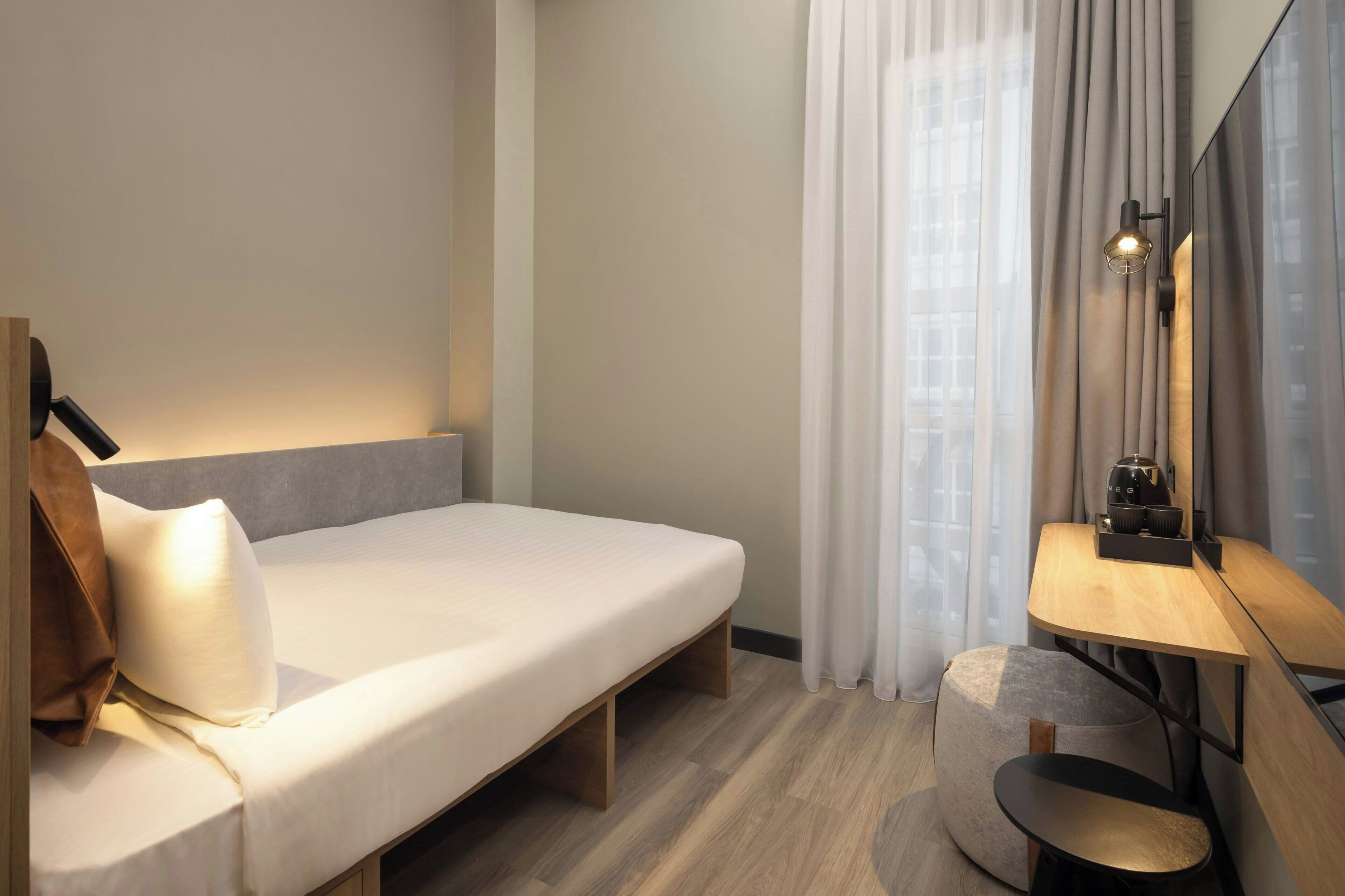 Rum - 1 queensize-säng - icke-rökare | Allergitestade sängkläder och värdeförvaringsskåp på rummet