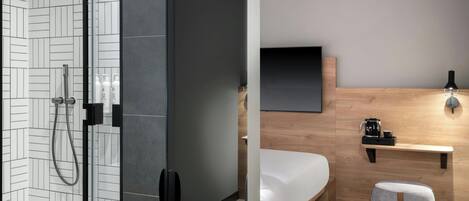 Ein modernes Badezimmer mit Dusche, Toilette und Waschbecken. Im Raum befindet sich eine hölzerne Bank und ein kleiner Hocker.