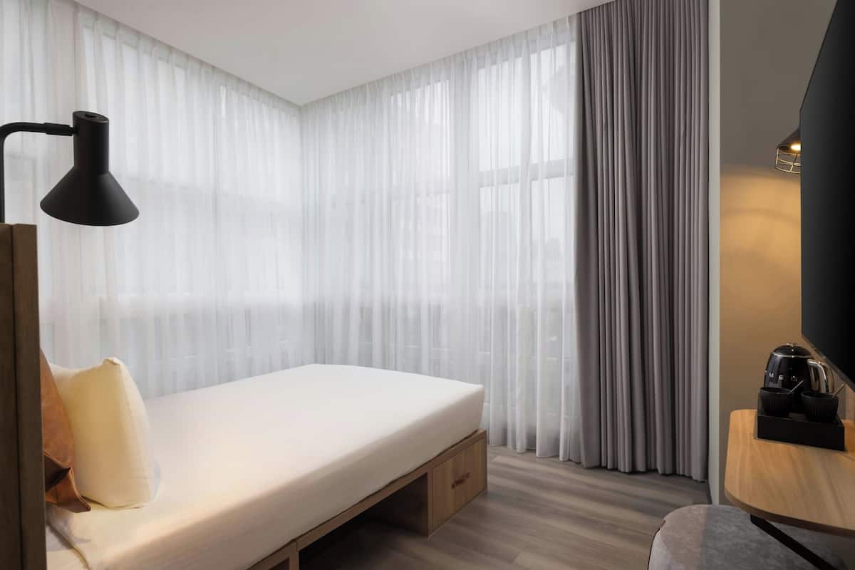 Moxy Showtime Sleeper | City view