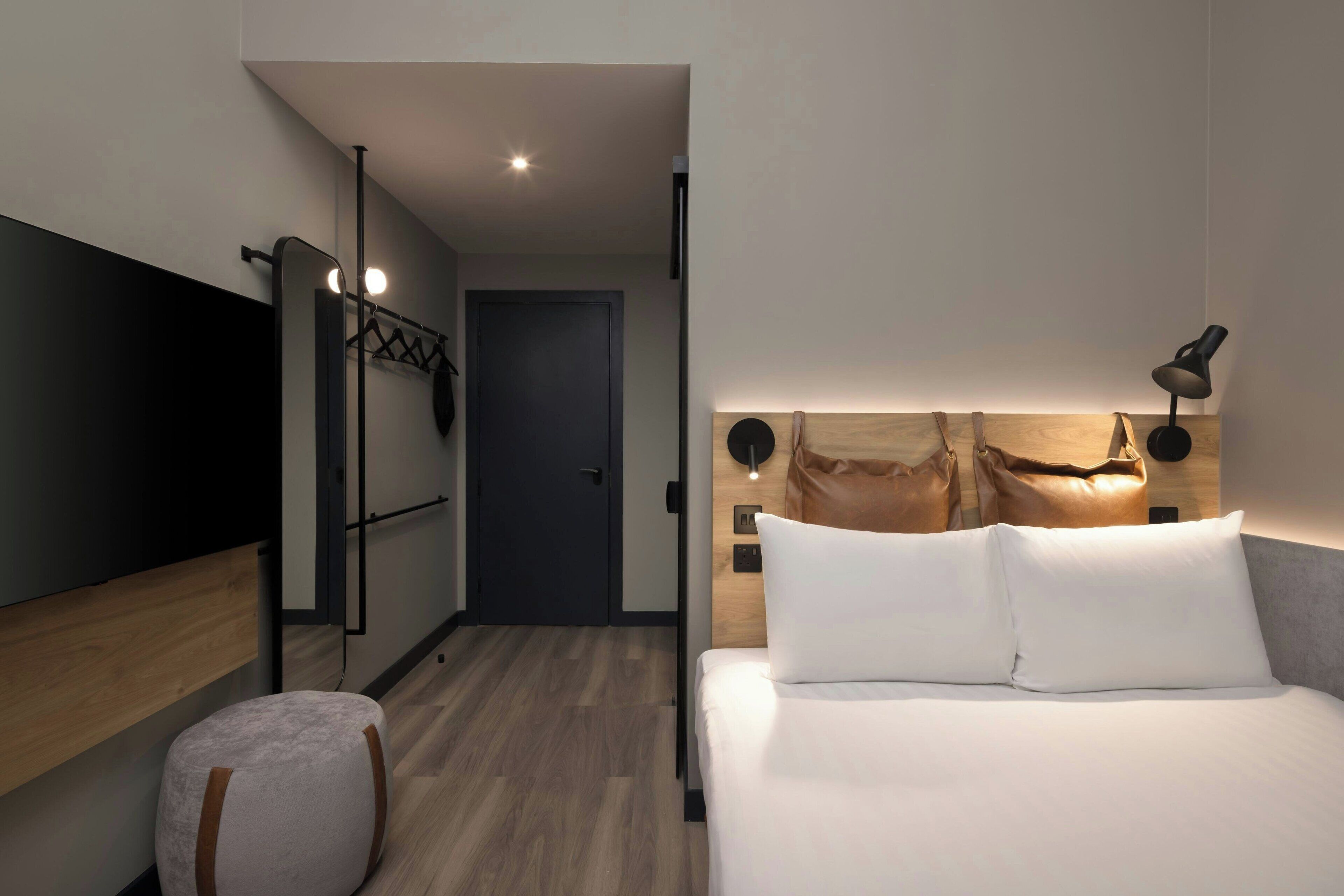 Kamar, 1 Tempat Tidur Queen, Bebas Asap Rokok | Seprai antialergi, brankas, kedap suara, dan setrika/meja setrika