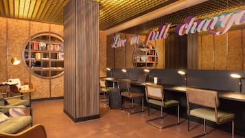 Ein modernes Interieur mit Bar, Bücherregalen und Sitzgelegenheiten.