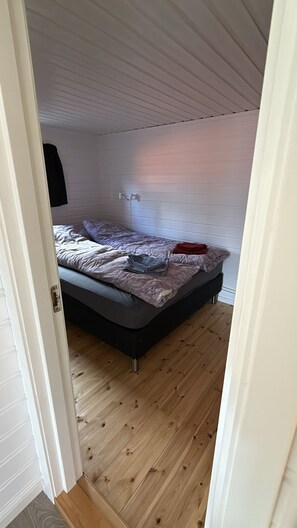 3 bedrooms, free WiFi, bed sheets, wheelchair access