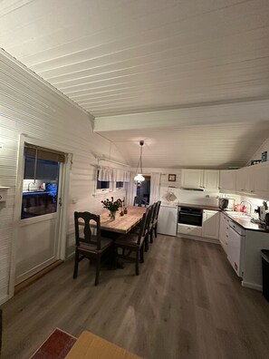 Four, plaque de cuisson, lave-vaisselle, cafetière/bouilloire