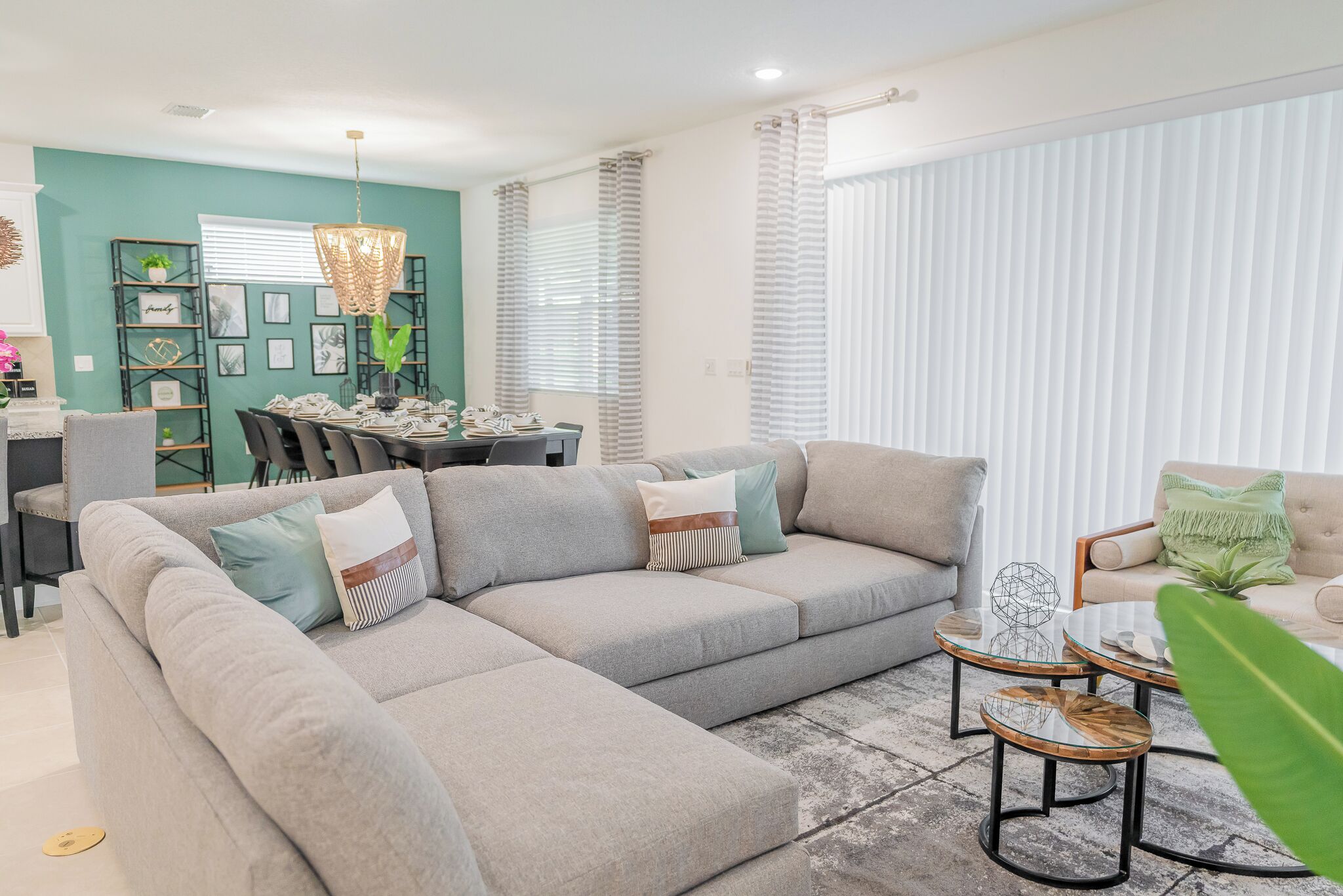 Una sala de estar moderna con un sofá modular, una mesa de comedor y una mesa de centro.