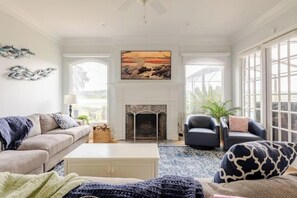 Smart TV, fireplace, books, printers - Water's Edge - a lakefront oasis. 10 peaceful, private acres w' stunning views. (Dade City)