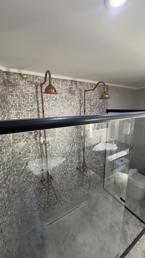 Chambre Deluxe | Salle de bain | Baignoire et douche séparées, serviettes fournies, savon, shampooing