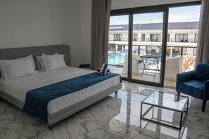 Luxury Room, 1 King Bed, Pool View | Free WiFi - Villa Santorini Boutique e Hotel  (Pirenópolis)