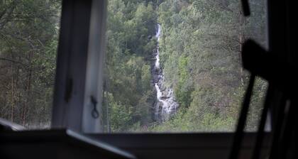 Waterfall Retreat with Stunning Mountain Views – Nature at Your Doorstep