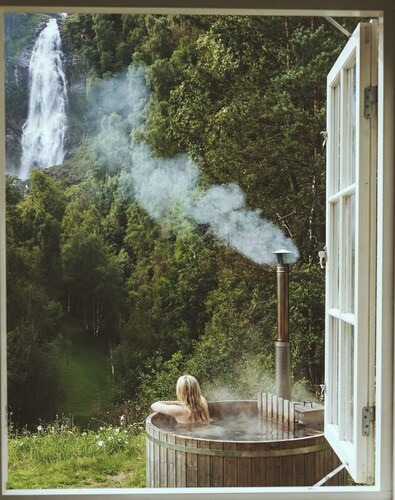 Waterfall Retreat with Stunning Mountain Views – Nature at Your Doorstep