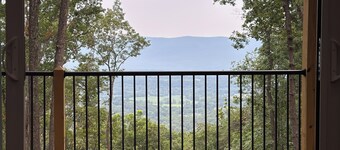 Bear Ridge Cabin-Views & Hot tub