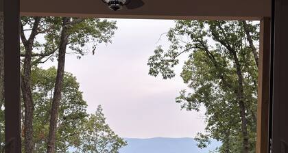 Bear Ridge Cabin-Views & Hot tub