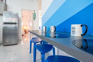 ثلاجة، ميكروويف، فرن، موقد طهي مسطح