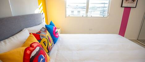 3 habitaciones, tabla de planchar con plancha, wifi y ropa de cama
