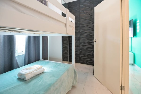 3 bedrooms, iron/ironing board, WiFi, bed sheets