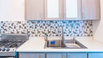 Réfrigérateur, micro-ondes, plaque de cuisson, cafetiÚre/bouilloire