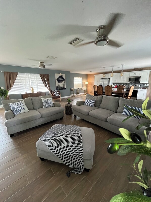 Smart-TV, peis, bøker og stereoanlegg